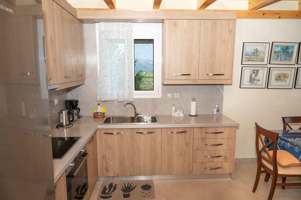 Fully Equipped Kitchen – All Cooking Essentials Provided
Kitchen fitted with stove, oven, refrigerator, and utensils for extended stays.