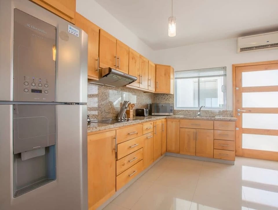 Fully-equipped kitchen w/quality appliances for preparing meals at home
