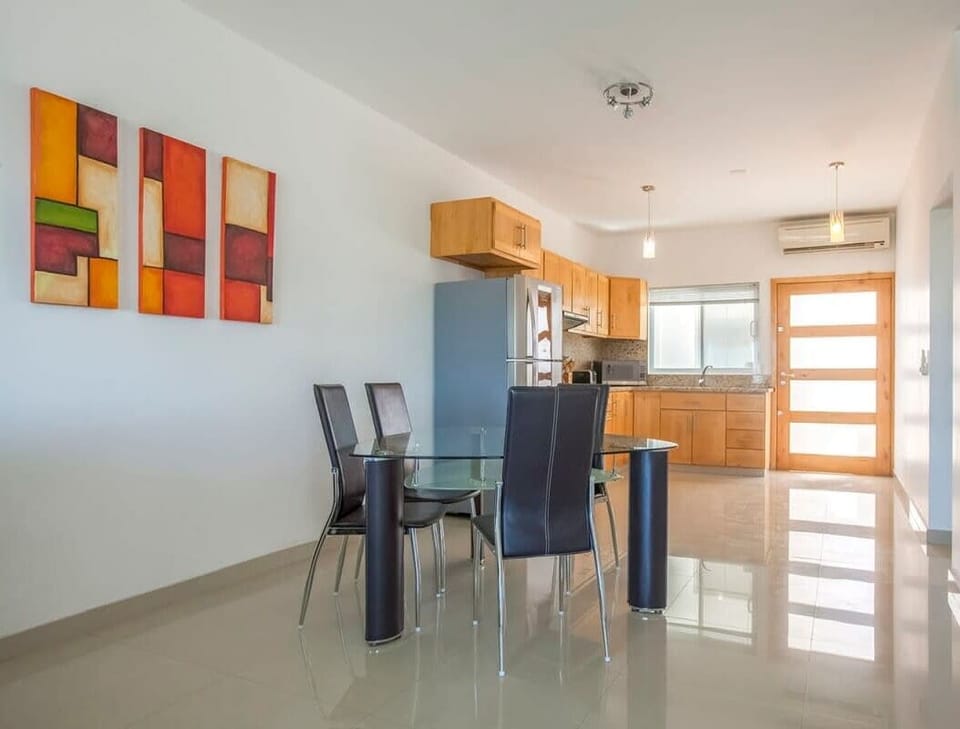 Spacious w/a table for dining in