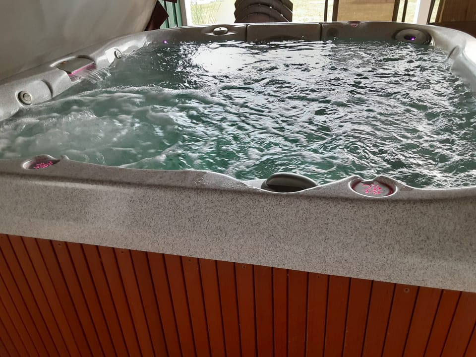 Indoor spa tub