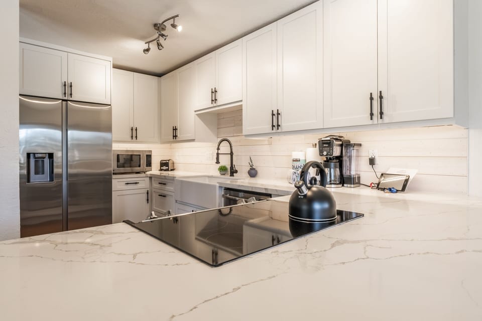 Fully Equipped Kitchen, Quartz Countertops
