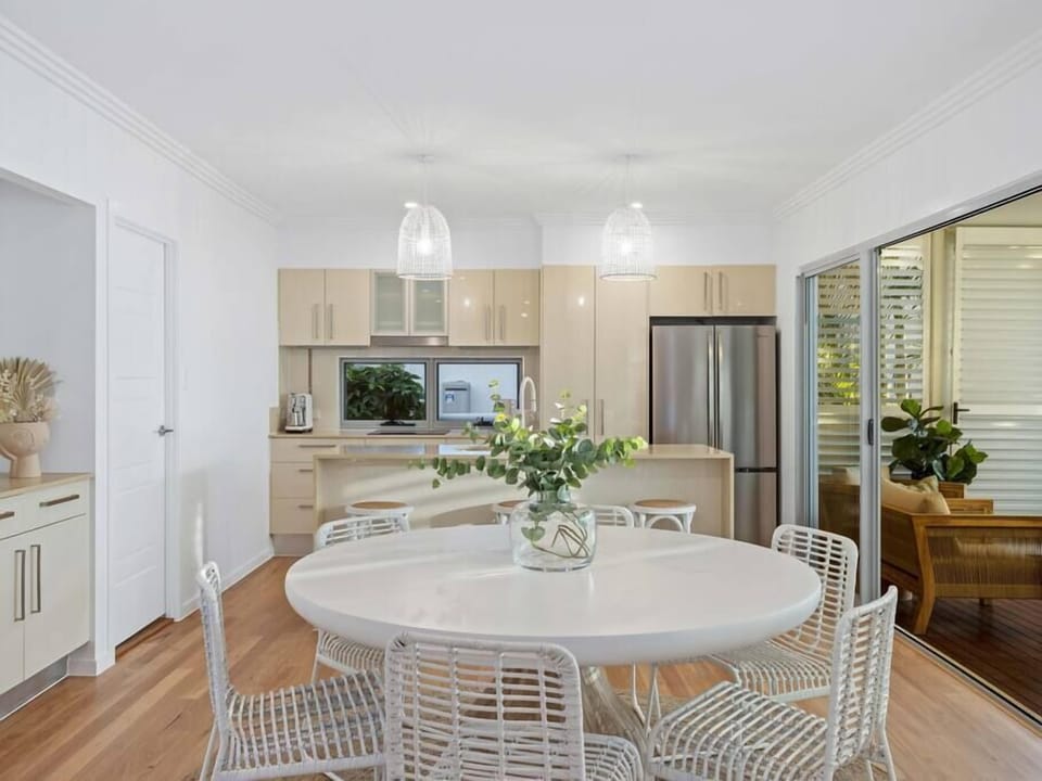 Villa Luxe Miami open-plan kitchen, living and dining space with a 6-seat table.