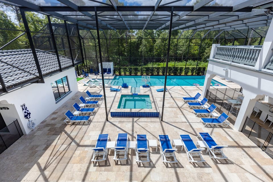 The huge oversized deck features plenty of seating for everyone and complete privacy
