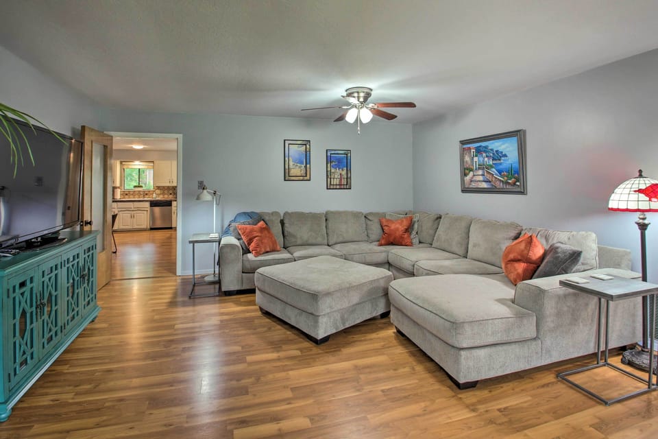 Living Room | Smart TV w/ Cable