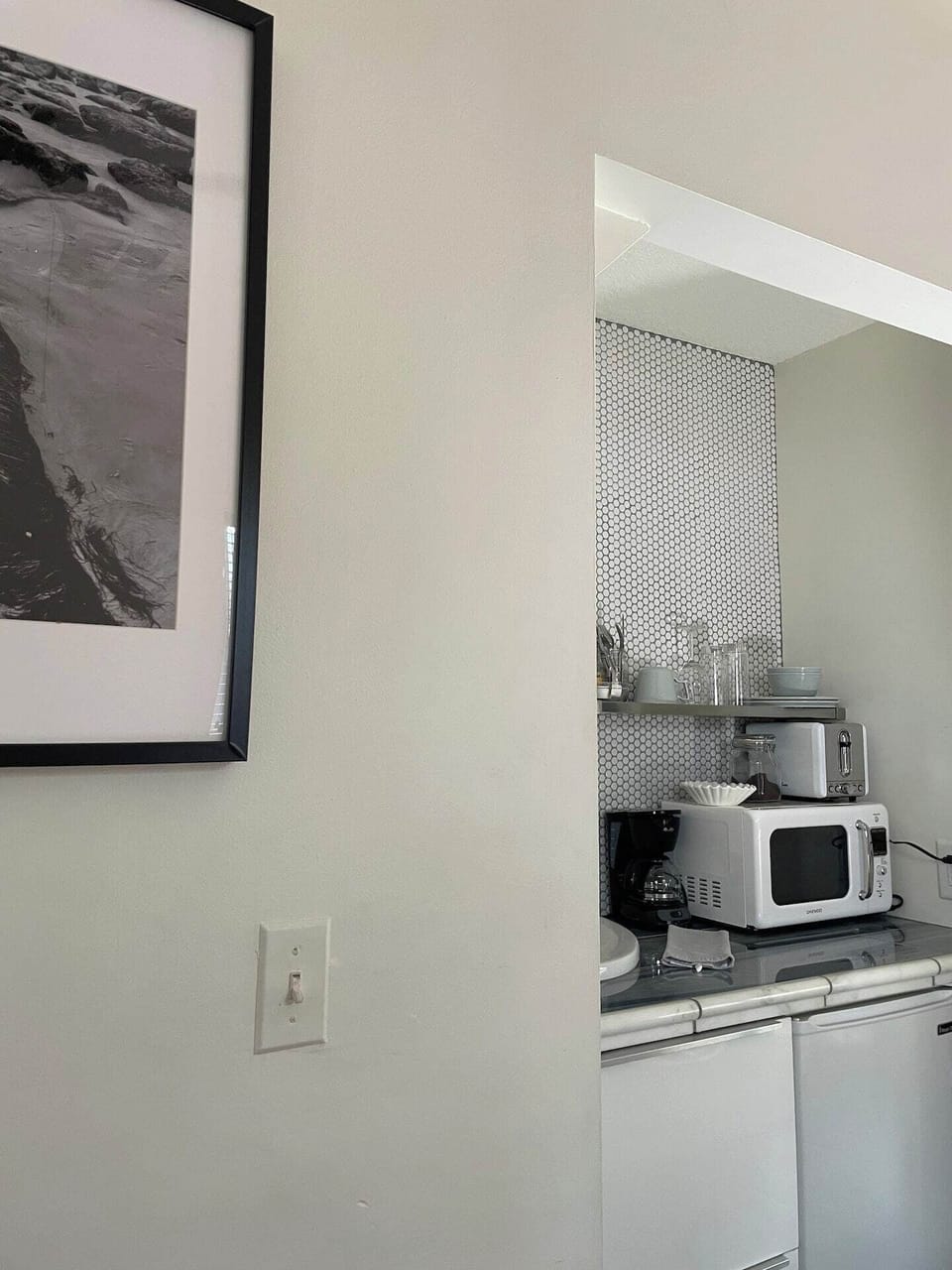 Kitchenette with toaster, kettle and basic kitchen essentials