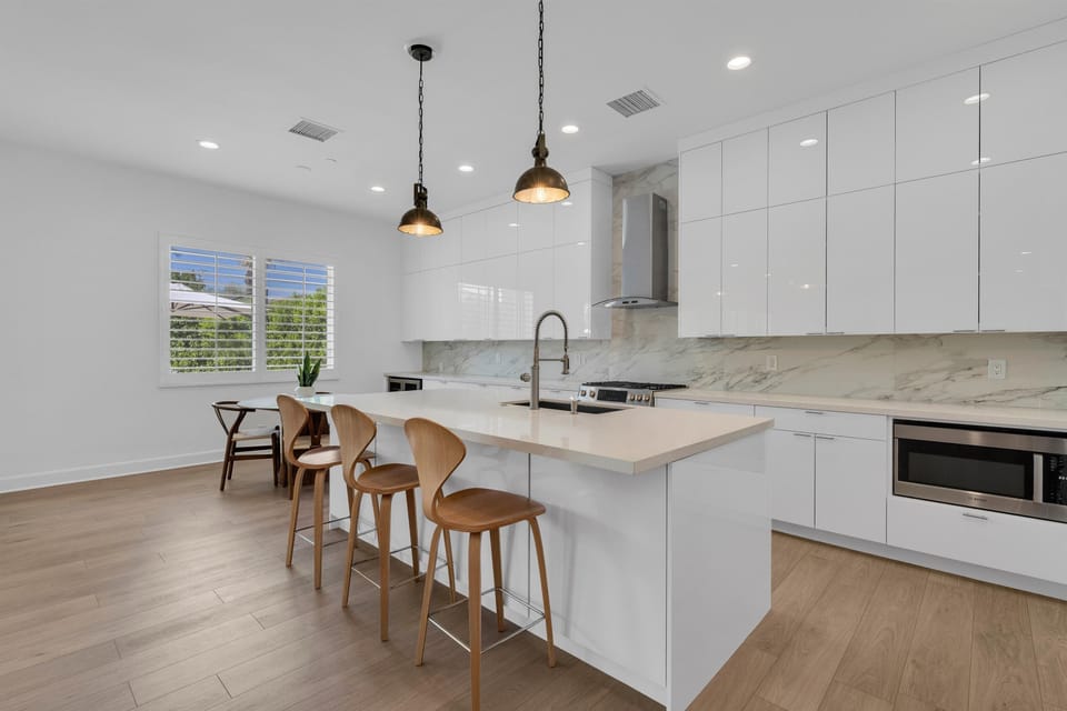 Large Open and Bright Kitchen and Breakfast Table 