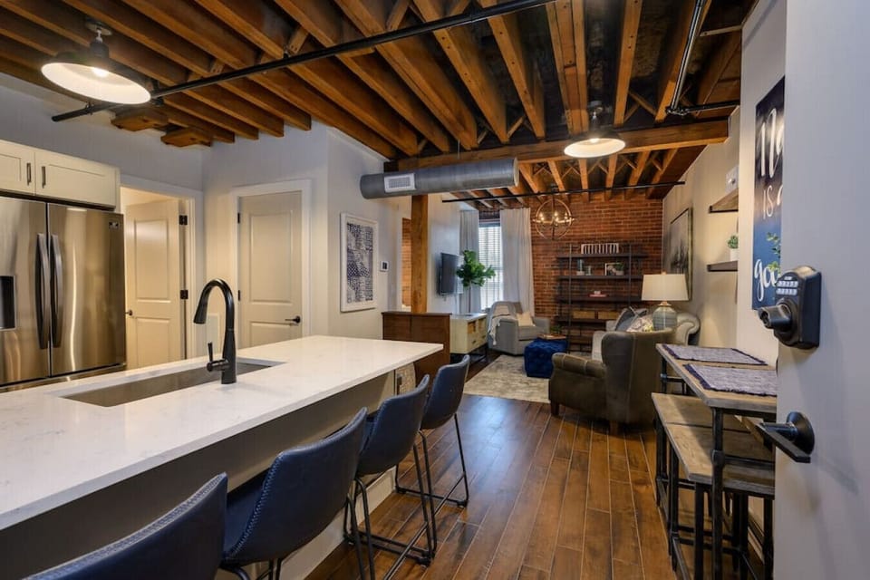 Seating for 4 at the Kitchen counter.