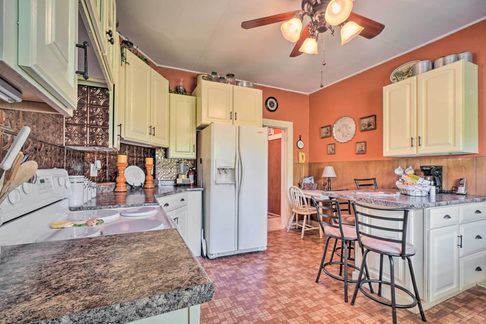 Kitchen | Cooking Basics | Coffee Maker | Paper Towels/Trash Bags Provided