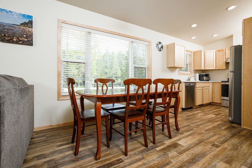 Dining area includes a table and 6 chairs