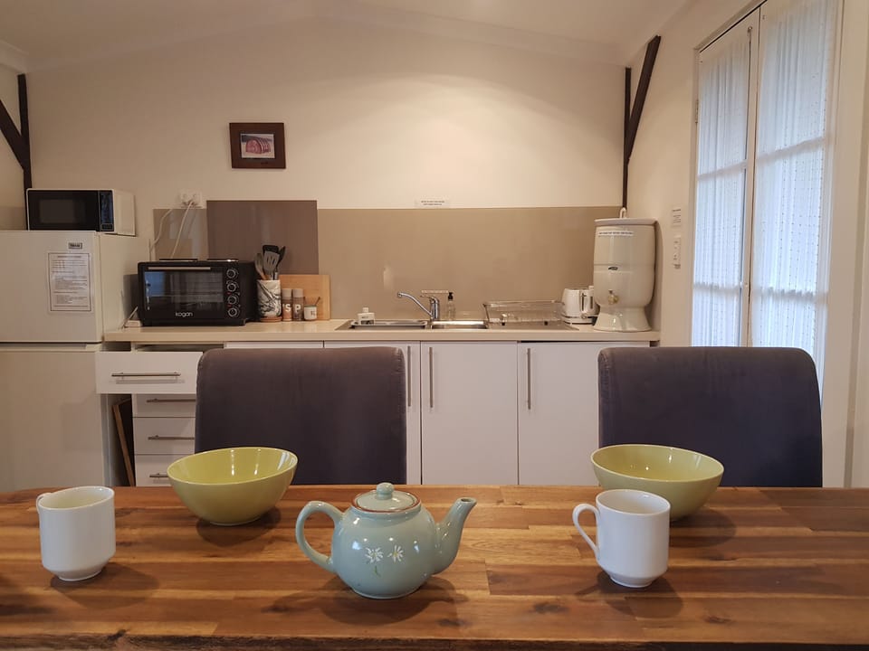 Breakfast bar with 2 stools. 
