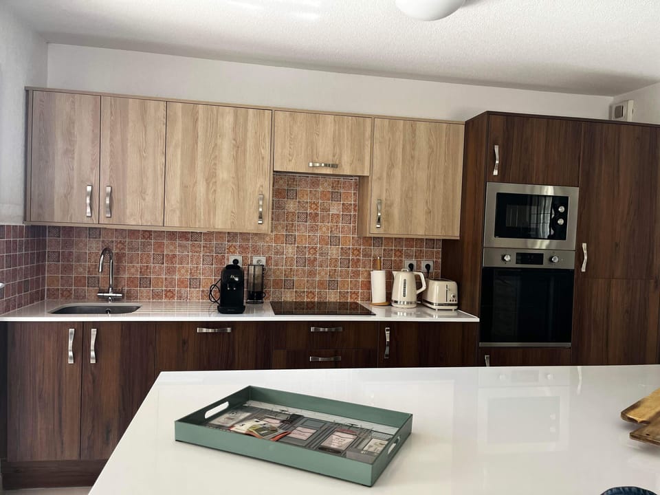 Fully fitted kitchen