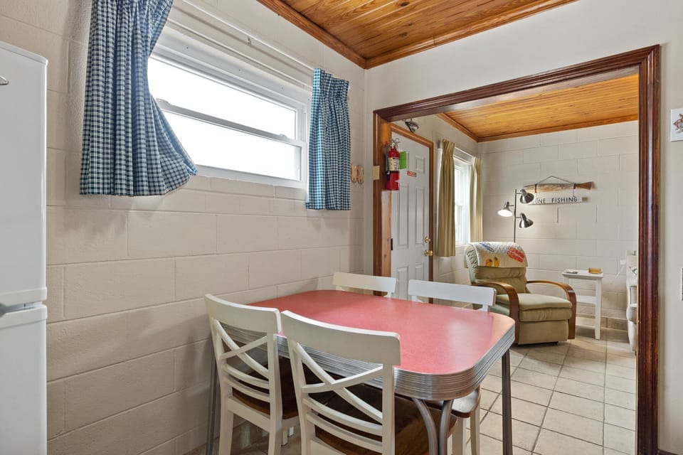 Eat-in kitchen