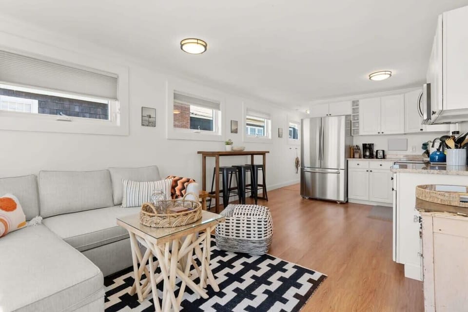 Open living room and kitchen, views of the ocean, strong WiFi, Smart TV, sleeper sofa and fully equipped kitchen