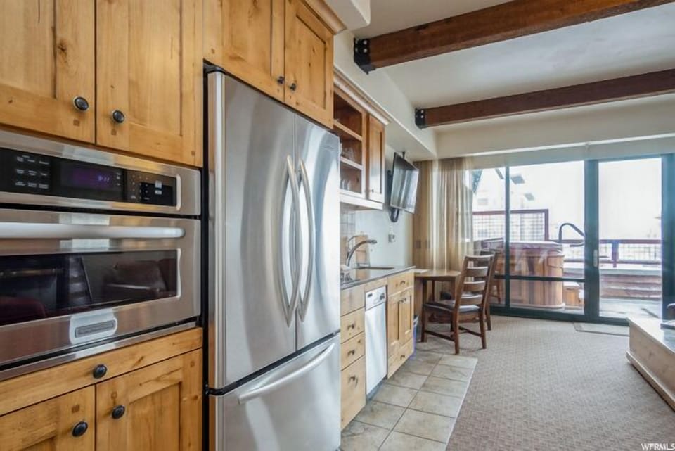 Full Kitchen (2)