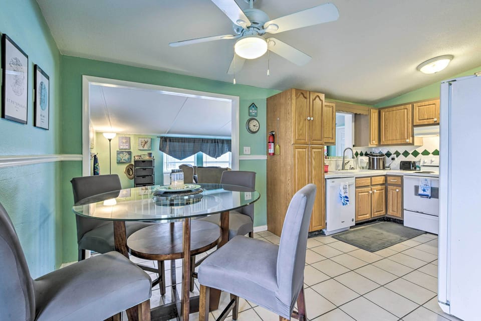 Dining Area | Dishware & Flatware Provided
