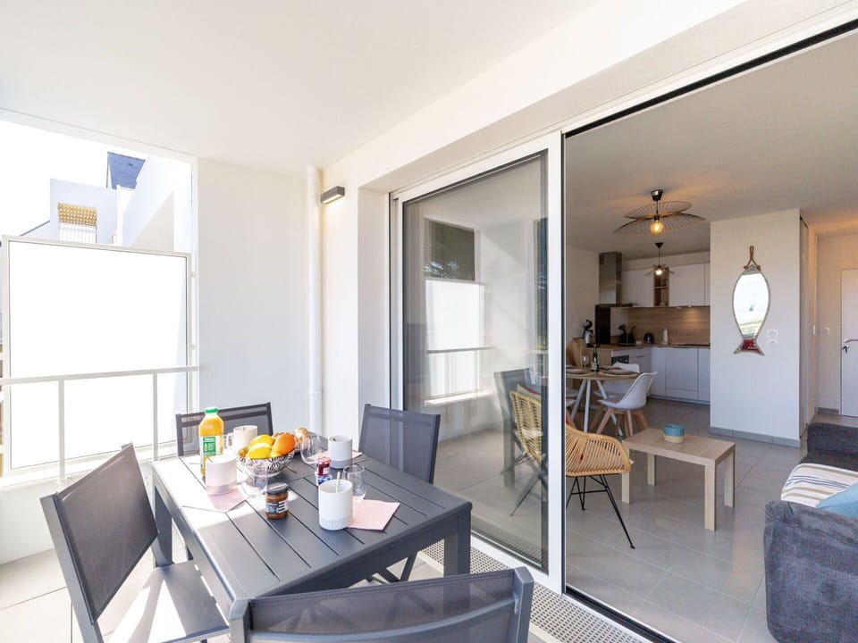 Table, Furniture, Property, Couch, Picture Frame, Chair, Building, Lighting, Interior Design, Floor