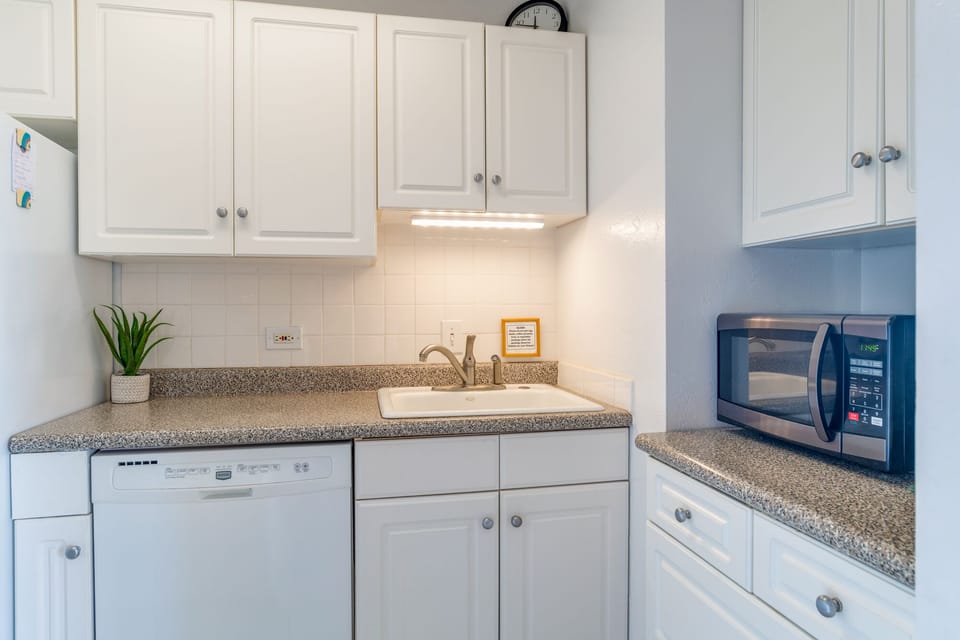 Prepare meals with ease in the fully equipped kitchen 🍳 Perfect for enjoying home-cooked meals during your Hawaiian getaway.