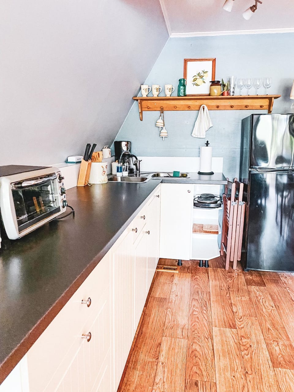 Adorable kitchen. No full-size oven or dishwasher. There is a small counter oven