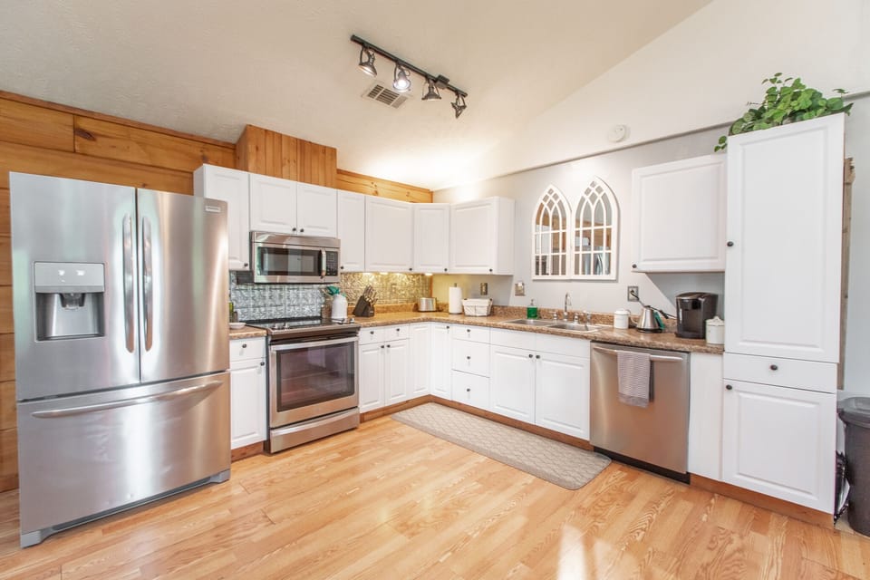 Full kitchen with everything you need to make a home cooked meal