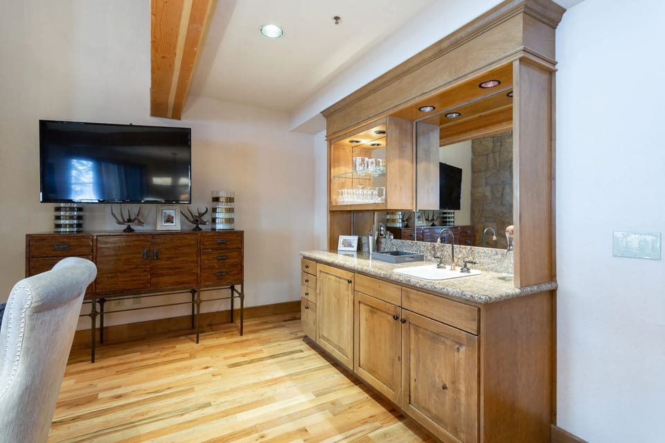 Flooring, Hardwood, Floor, Indoors, Furniture