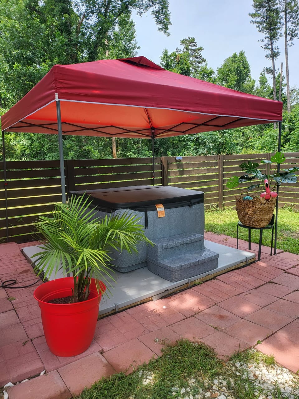 Kick back in the hot tub. Gated back yard, nothing but privacy and relaxation. 