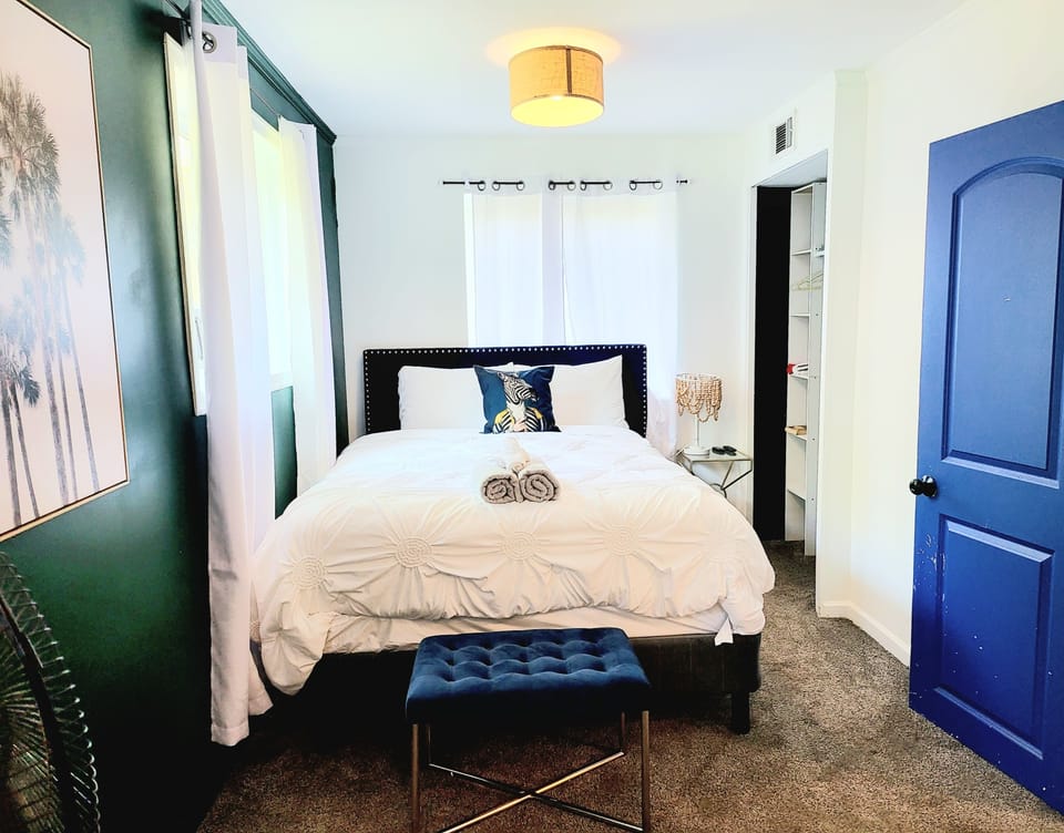 Comfy King bed 2 closets 55" TV, Hulu, Netflix, Roku 