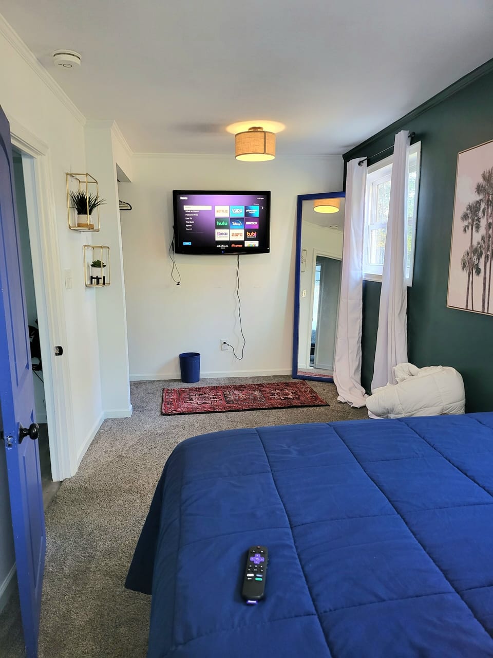 New Comfy King Bed! Netflix, Roku, Hulu with beautiful serene views. 