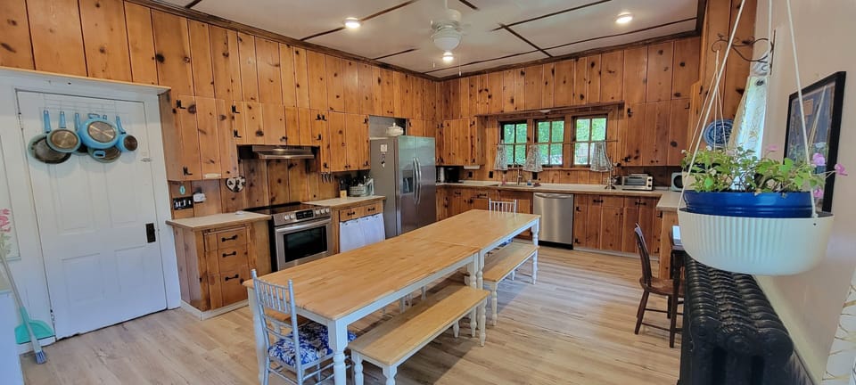 12 foot table and fully stocked kitchen. walk to grocery 1.5 blocks