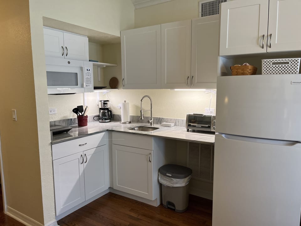 Kitchenette~compact & well supplied!