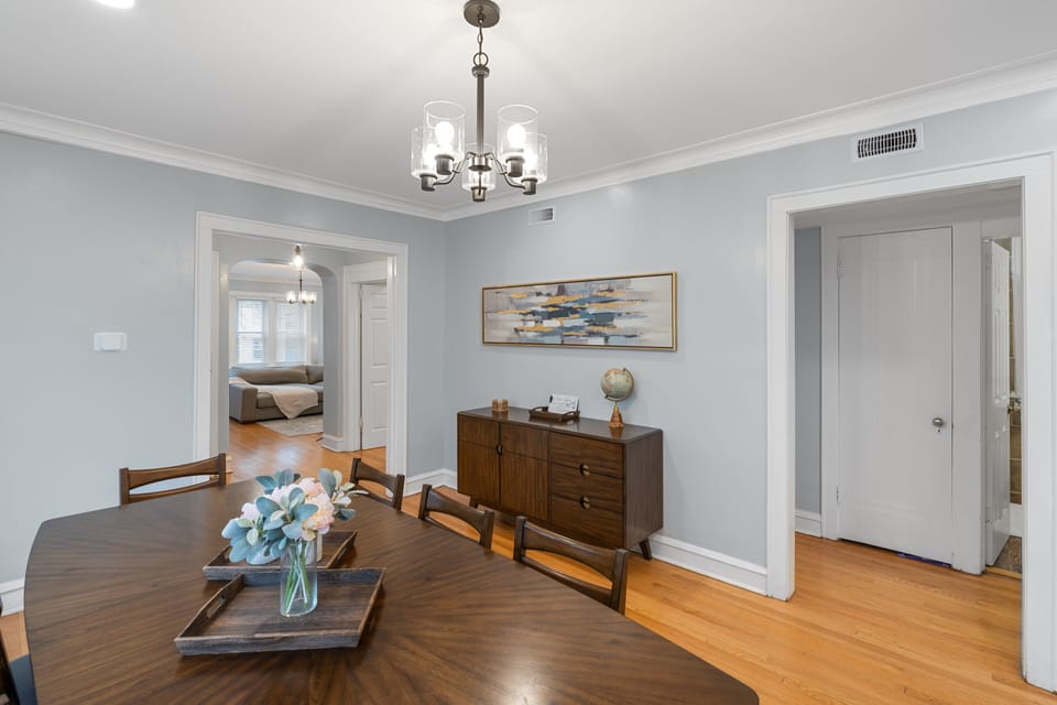 Large dining room for 8 to 10