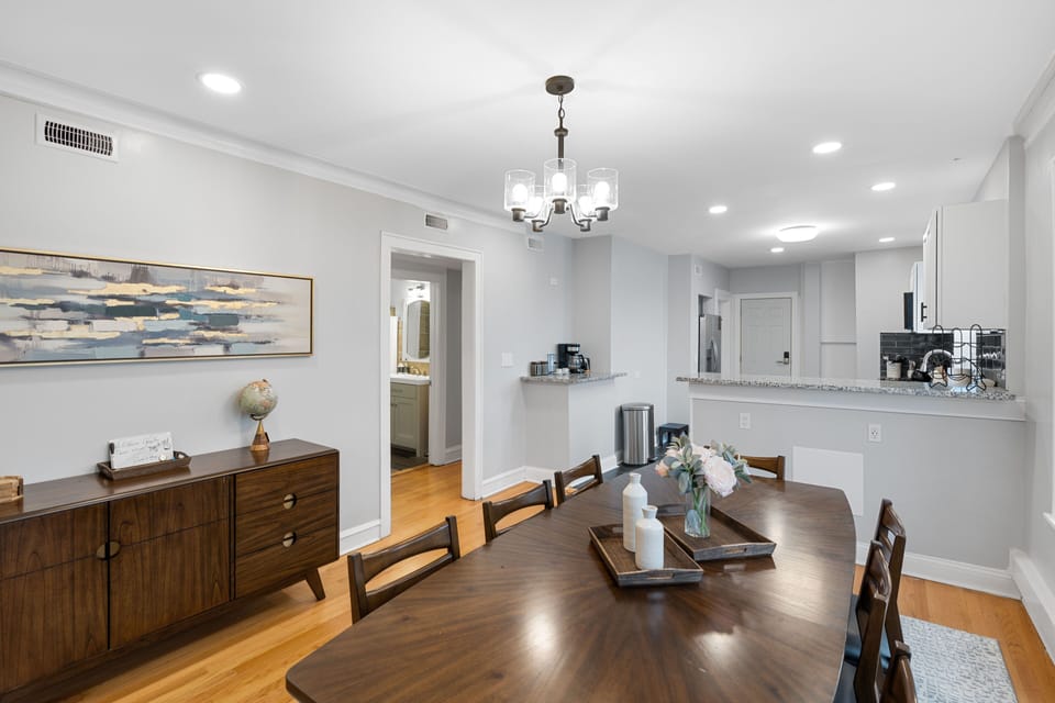 Large dining room for 8 to 10
