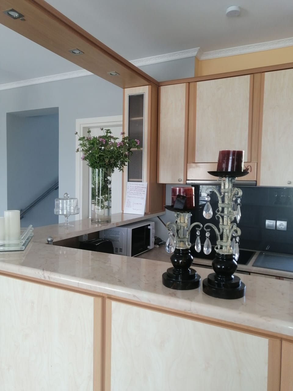 The open kitchen, fully equipped!! 