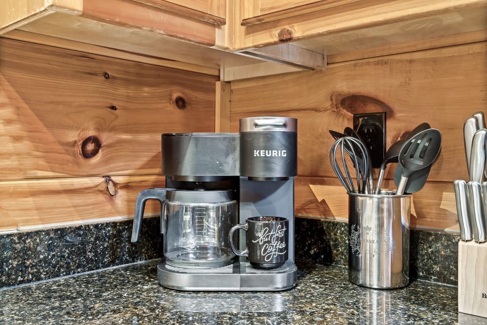 Keuring and regular coffee pot