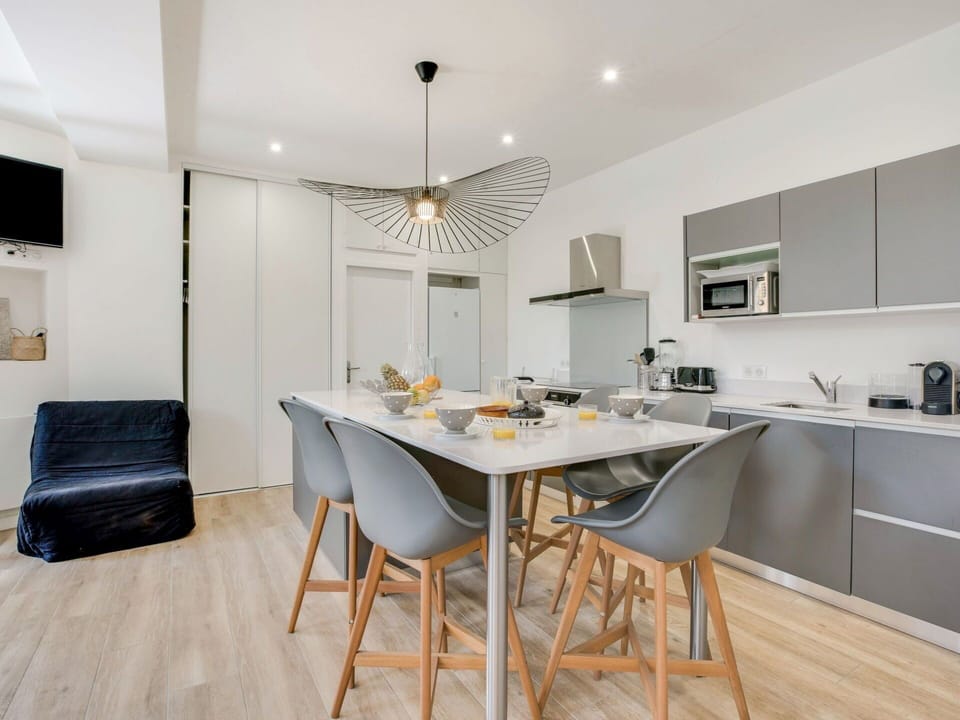 Table, Furniture, Property, Countertop, Chair, Wood, Interior Design, Cabinetry, Floor
