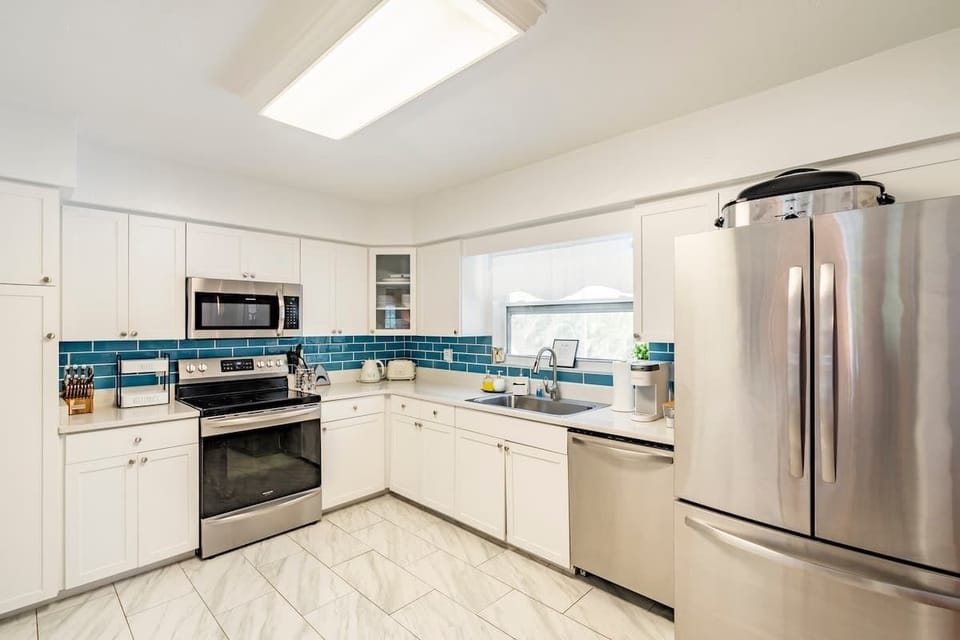 Full kitchen...all stainless appliances!