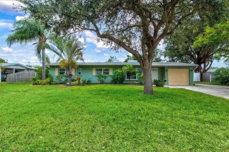 Plenty of front yard to enjoy.