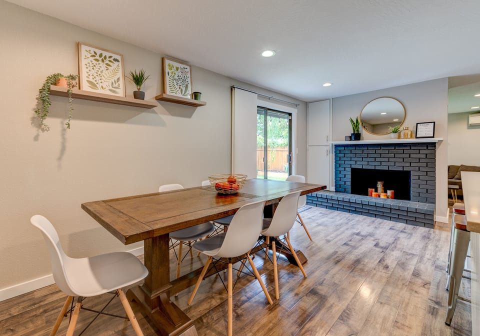 Dining area for 6