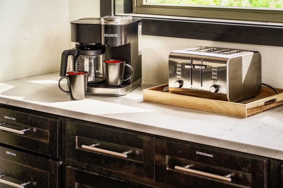 Combination drip-Keurig coffee maker