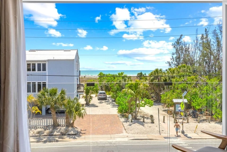 Sunny tropical view of Siesta Key Beach Access #10.