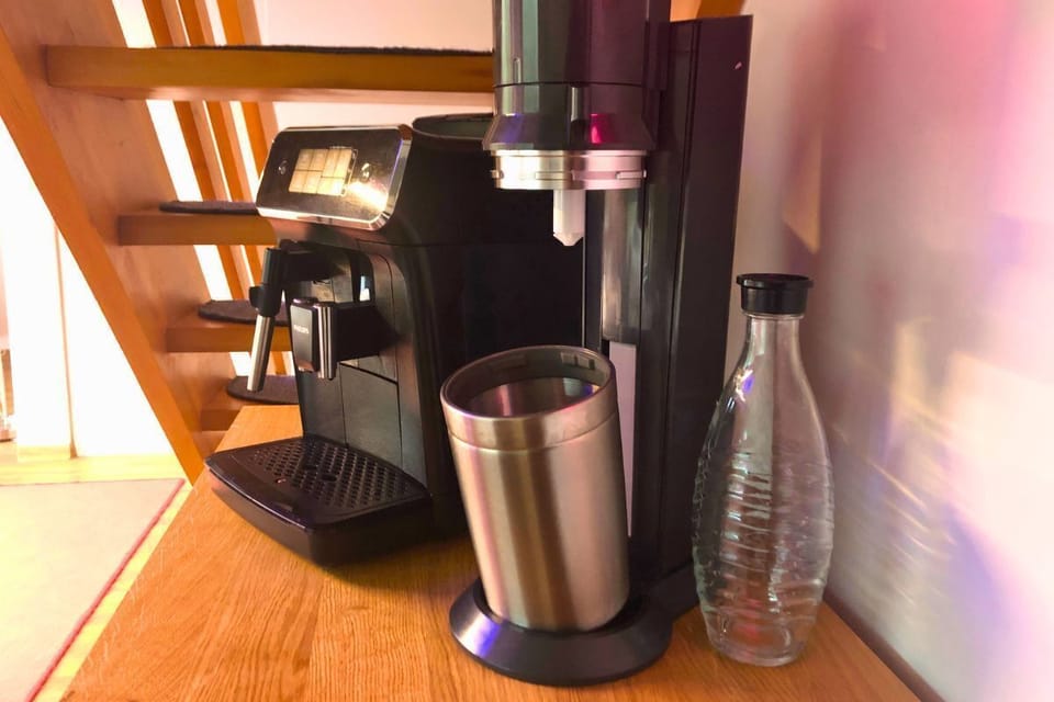 Frischer Kaffee aus dem Kaffeevollautomaten