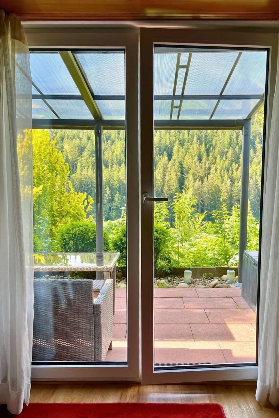 Zugang zur Terrasse mit Schwarzwaldblick