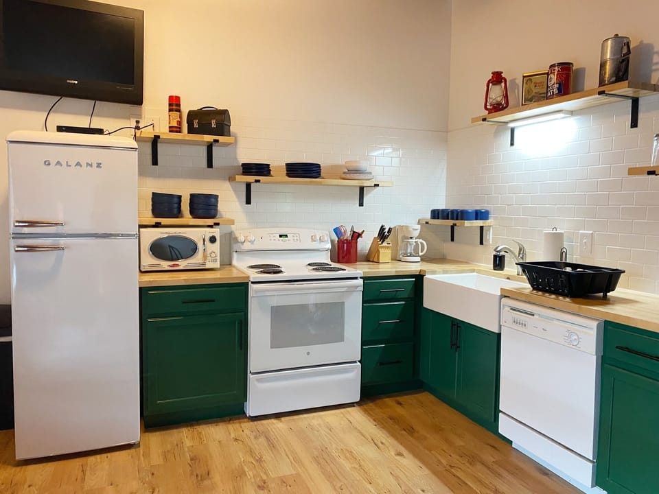 Enjoy all the new appliances in this cabin.