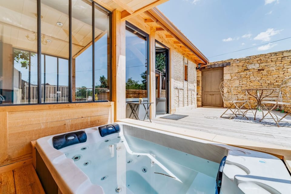 Outdoor spa tub
