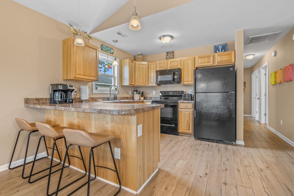 Fully-stocked kitchen with plenty of cookware, toaster and multi-use coffee pot