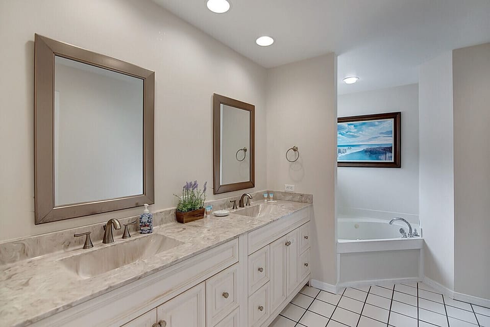 2nd floor Master King Suite: Spacious bathroom with jetted tub