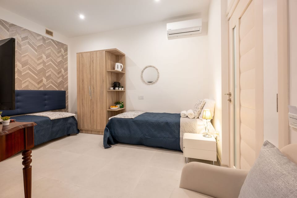 Twin Bedroom (4)