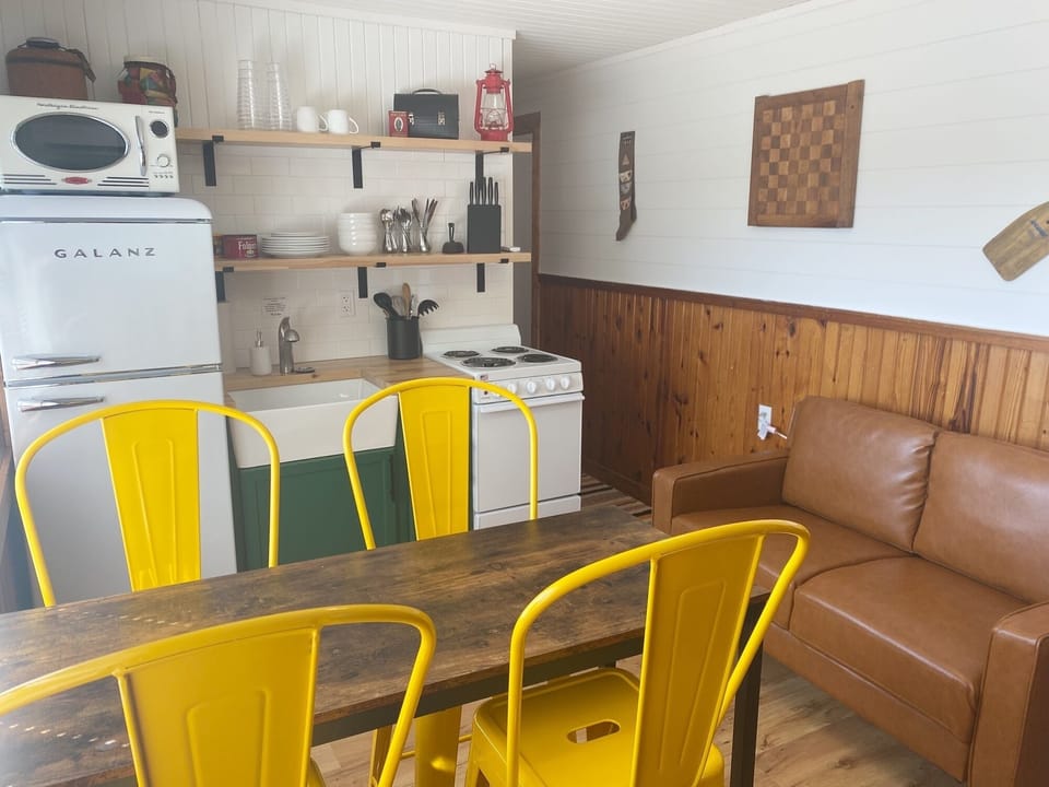 Countertop seating at the dining table for 4.