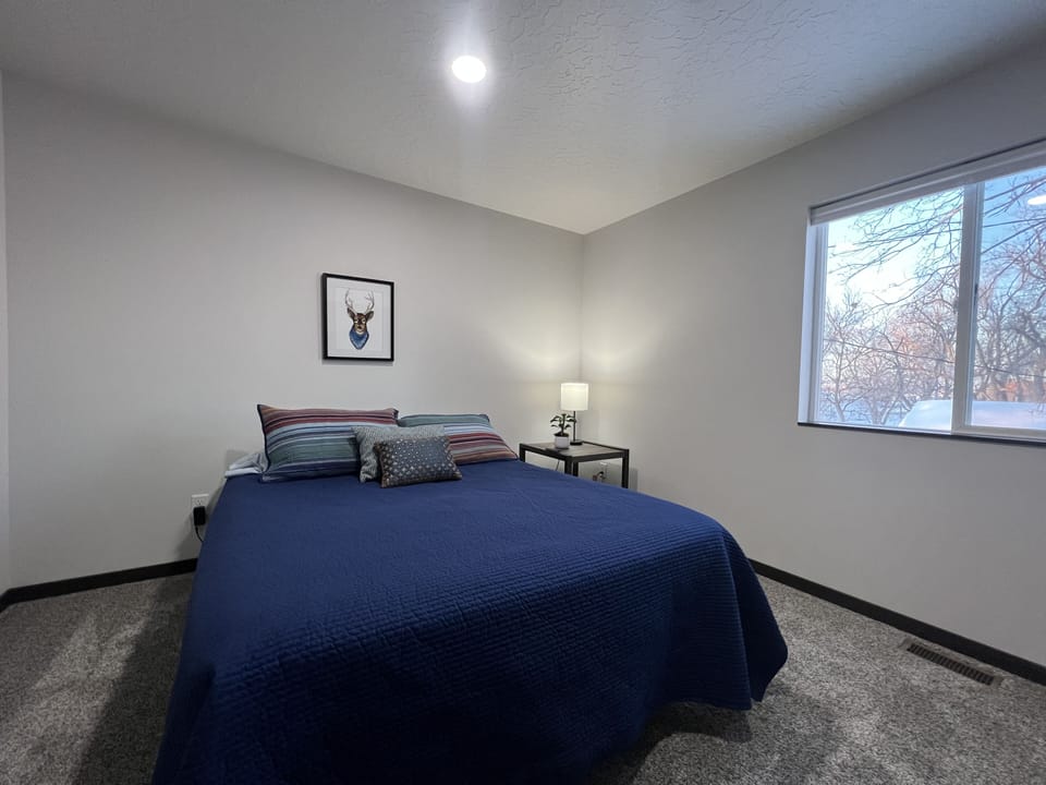 Deer Room
Queen size bed on the second floor.