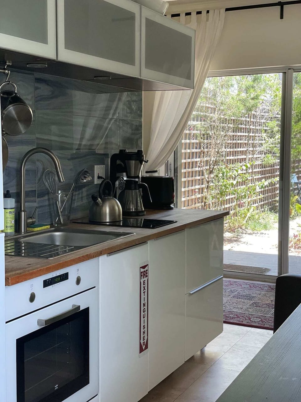 Kitchenette with basic kitchen necessities 