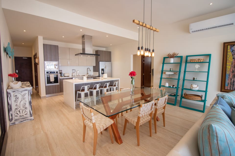 Full Kitchen, Counter Top Bar, Table 